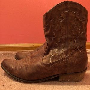 American Eagle Distressed Cowboy Boots! Women’s 9